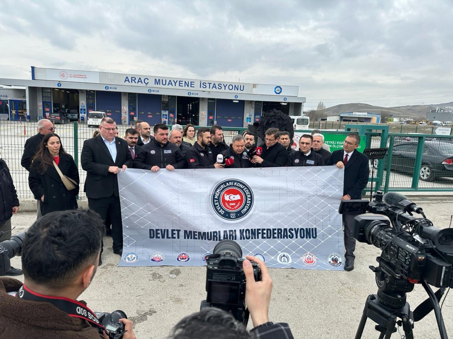 TÜVTÜRK İVEDİK ÖNÜNDE SİYAH ÇELENK BIRAKARAK BASIN AÇIKLAMASI YAPTIK