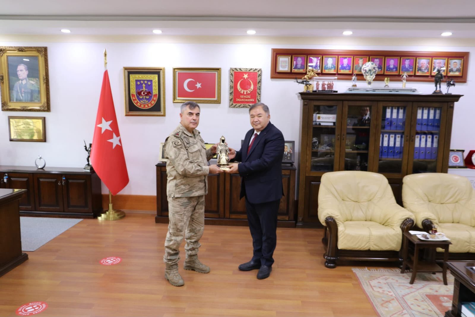 GENEL SEKRETERİMİZ TUNCAY CENGİZ, JANDARMA LOJİSTİK KOMUTANLIĞI’NDA TÜMGENERAL MEHMET GÜLPINAR’I MAKAMINDA ZİYARET ETTİ